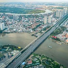 Vue aérienne d'une grande ville traversée d'un fleuve