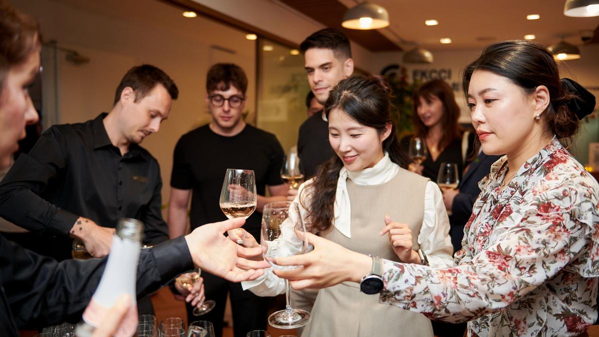 [Translate to Coréen:] Wine tasting, Wine, Red Wine, Les Grands Chais De France,  Networking, French Wine , MAsterclass, France, Korea, multicultiral
