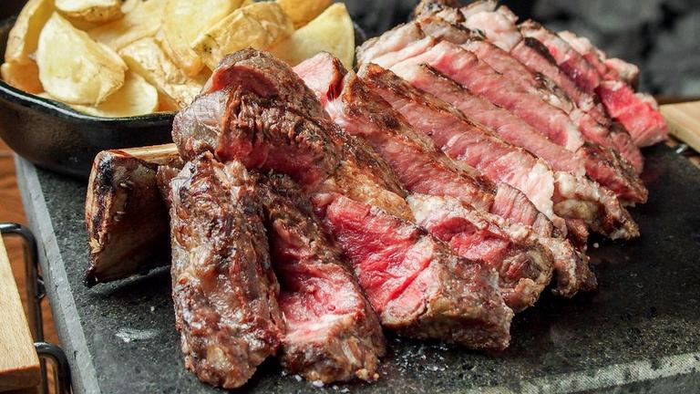 [Translate to Japonais:] Le bistro parisien Sacrée Fleur de Nihonbashi souffle sa 1ère bougie