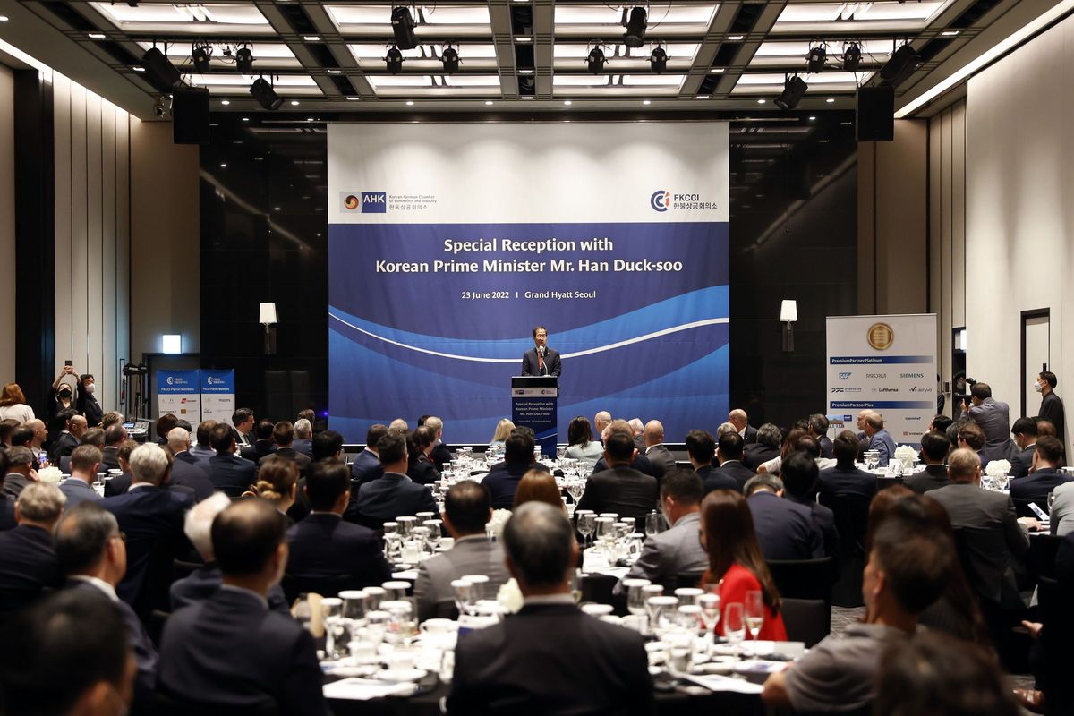 Prime Minister Han Duk-soo with The French-Korean Chamber of Commerce and Industry (FKCCI), and the Korean-German Chamber of Commerce and Industry (KGCCI)