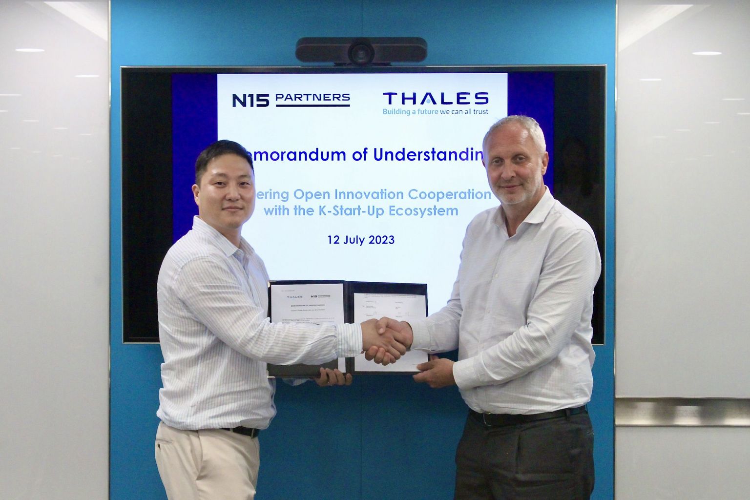 왼쪽부터 엔피프틴파트너스 허제 대표, 탈레스 코리아 CEO 샌디 질리오 (엔피프틴파트너스 제공)