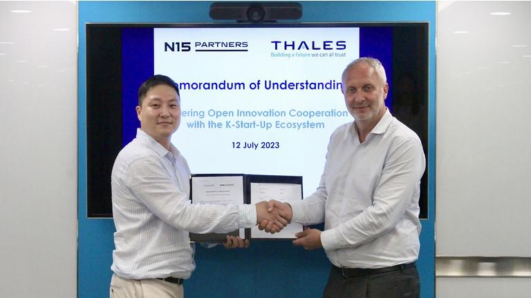 왼쪽부터 엔피프틴파트너스 허제 대표, 탈레스 코리아 CEO 샌디 질리오 (엔피프틴파트너스 제공)