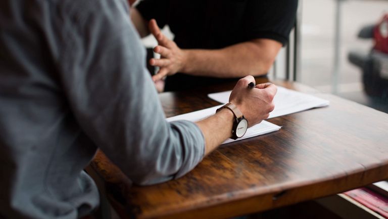 Personne rédigeant un document papier
