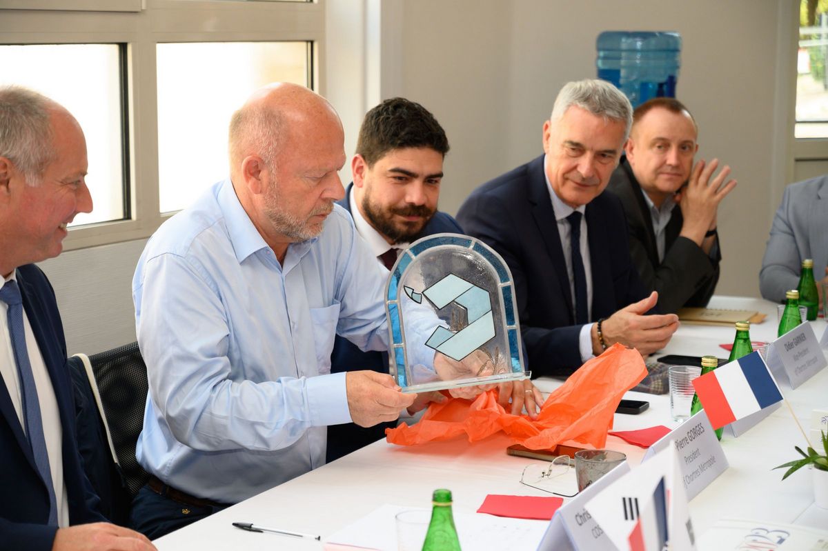 Beauty Hub Chartres meeting - Cosmetic Valley giving a gift to the Korean Minister of startup and SME