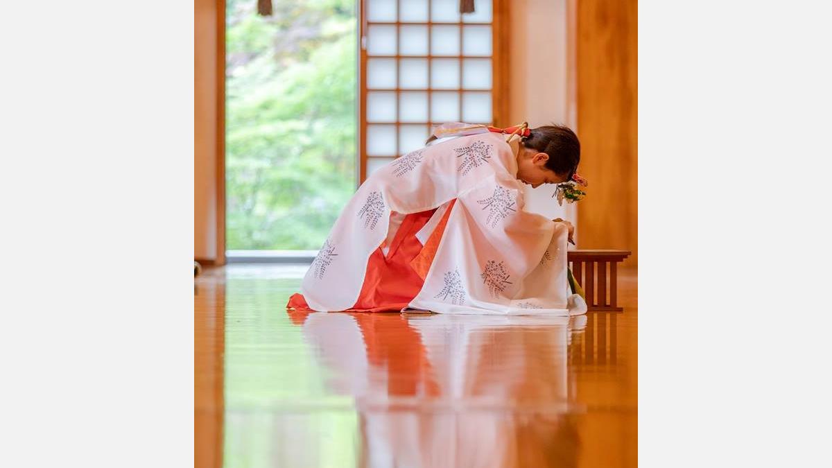 Une prêtresse fait une prière au sanctuaire Oyama