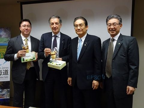 ... et a reçu des souvenirs de la région de Hokkaido