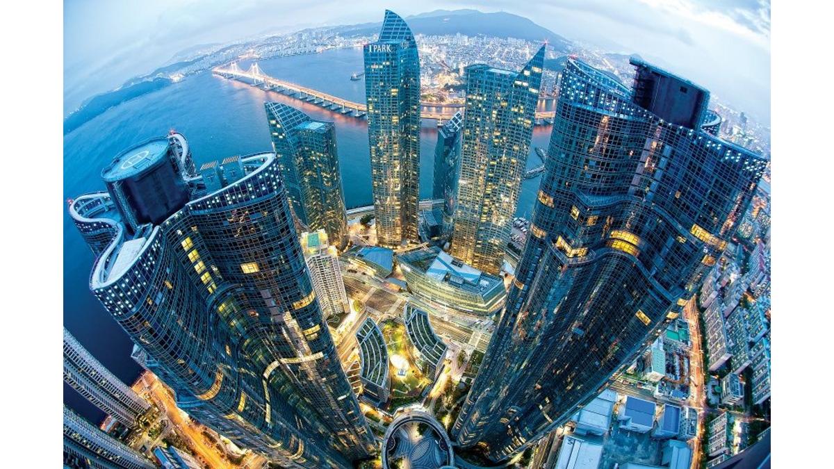 한반도 동남쪽 끝에 위치한 부산광역시는 인구수 350만명의 대한민국 제2의 도시로, 1876년 개항이후 지금까지 한국의 대표적인 관문도시로 성장하였습니다. 지정학적 이점을 바탕으로 태평양과 부산시 마린시티