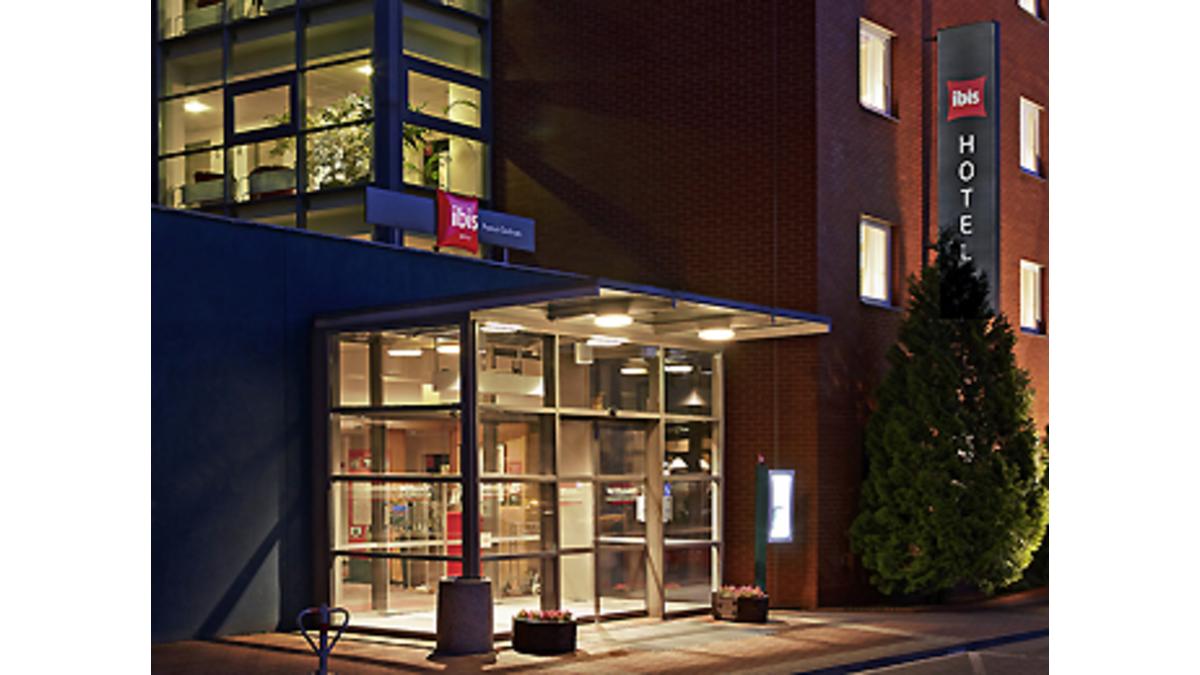 fasada ibis Poznań Centrum