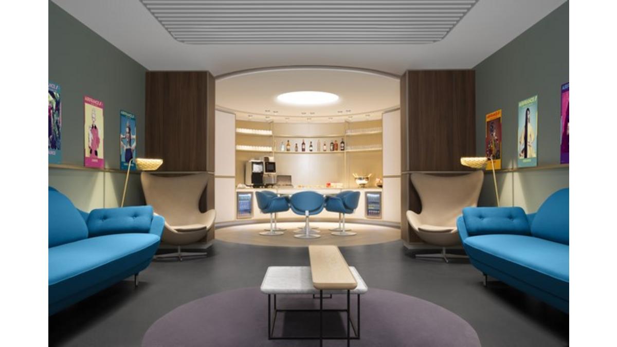 Airport Lounge at Paris CDG Terminal 2E Hall L.jpg