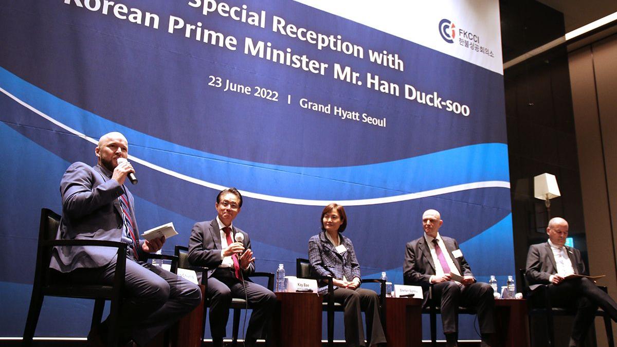 Mr. Stefan Spreu, General Manager & Representative Director of ElringKlinger Korea Mr. Kay Bae, Country Lead, Sanofi Korea Mr. Chung Hajoong, President & CEO of Siemens Korea Mr. Patrice Devemy, CEO and Representative Director, S-OIL TotalEnergies Mr. Stefan Spreu, General Manager & Representative Director of ElringKlinger Korea Mr. Kay Bae, Country Lead, Sanofi Korea Mr. Chung Hajoong, President & CEO of Siemens Korea Mr. Patrice Devemy, CEO and Representative Director, S-OIL TotalEnergies