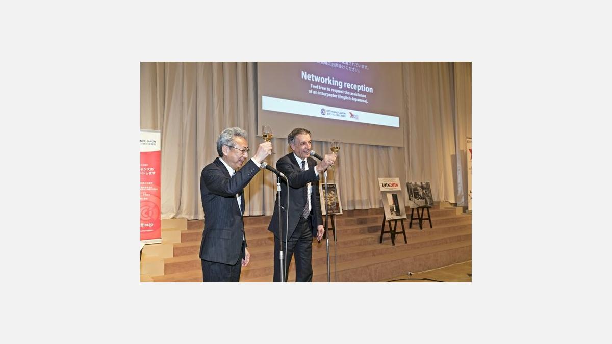 Koyu Kishi, vice-maire de la ville de Sapporo et Bernard Delmas, président honoraire de la CCI France Japon