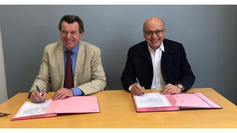 Renaud BENTEGEAT, Président de CCI France International et Alain BENTEJAC, Président des CCE signe la création de la structure juridique EFE International.