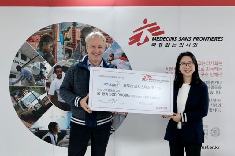 (Bolloré Logistics Korea CEO Yoon-Ju CHO (right in the picture) is shown delivering a fund certificate and taking a commemorative photo with Thierry Coppens, the director of MSF Korea.)