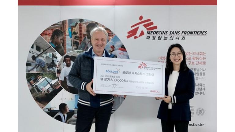 (Bolloré Logistics Korea CEO Yoon-Ju CHO (right in the picture) is shown delivering a fund certificate and taking a commemorative photo with Thierry Coppens, the director of MSF Korea.)