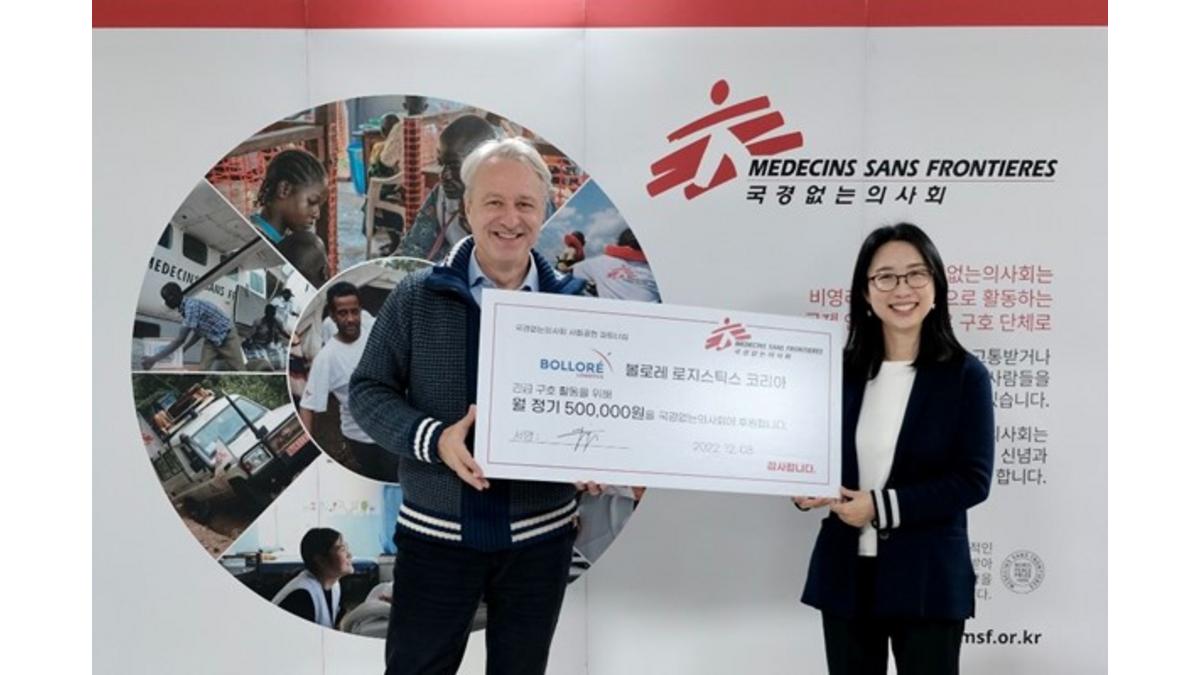 (Bolloré Logistics Korea CEO Yoon-Ju CHO (right in the picture) is shown delivering a fund certificate and taking a commemorative photo with Thierry Coppens, the director of MSF Korea.) (Bolloré Logistics Korea CEO Yoon-Ju CHO (right in the picture) is shown delivering a fund certificate and taking a commemorative photo with Thierry Coppens, the director of MSF Korea.)