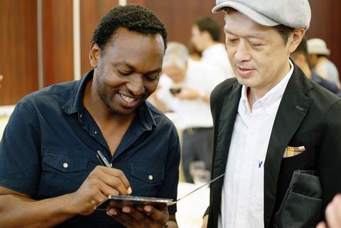 Le musicien a rencontré ensuite le public pour quelques signatures