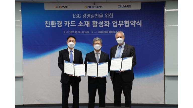 CEO Yoon Sang-woon of NH Nonghyup Card, CEO Yun Ho-kwon of BioSmart, Country Director of Thales Korea, Sandy Gillio