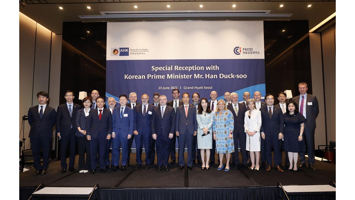 Prime Minister Han Duk-soo with The French-Korean Chamber of Commerce and Industry (FKCCI), and the Korean-German Chamber of Commerce and Industry (KGCCI) Prime Minister Han Duk-soo with The French-Korean Chamber of Commerce and Industry (FKCCI), and the Korean-German Chamber of Commerce and Industry (KGCCI)