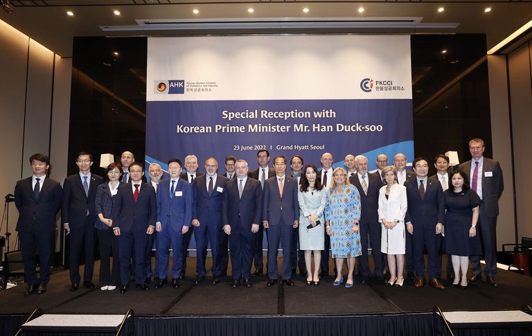 Prime Minister Han Duk-soo with The French-Korean Chamber of Commerce and Industry (FKCCI), and the Korean-German Chamber of Commerce and Industry (KGCCI)