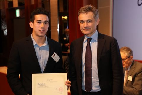 Remise de certificat d'adhésion pour les nouveaux membres Remise de certificat d'adhésion pour les nouveaux membres