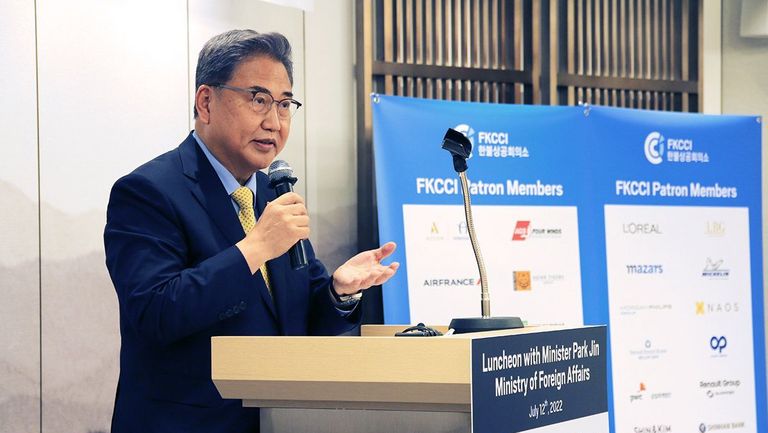 박진 외교부장관, 한불상공회의소와 한독상공회의소, 한불협회 회원들과 한국의 외교정책에 대해 나누다.