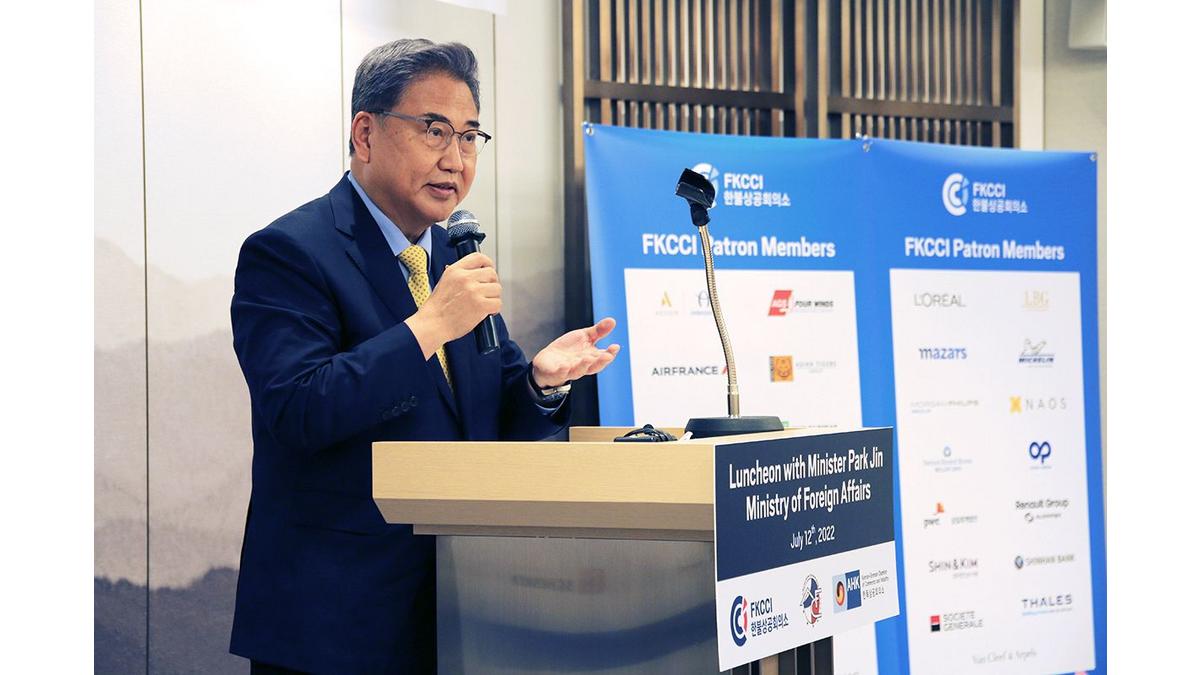 Minister of Foreign Affairs Dr. Park Jin discusses Korean foreign policy with FKCCI, KGCCI and ACF members