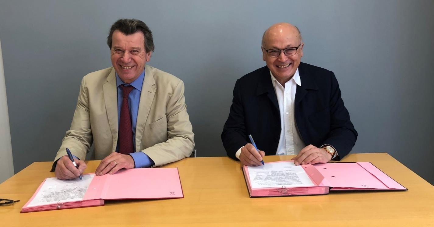 Renaud BENTEGEAT, Président de CCI France International et Alain BENTEJAC, Président des CCE signe la création de la structure juridique EFE International.