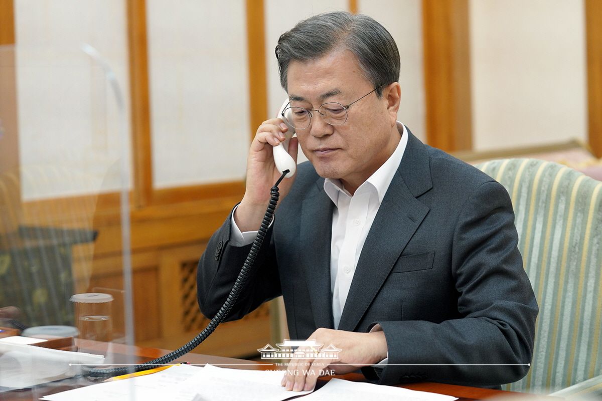 문재인 대통령, 코로나 19위 위기 극복 및 한불 협력을 위해 마크롱 프랑스 대통령과 정상 통화