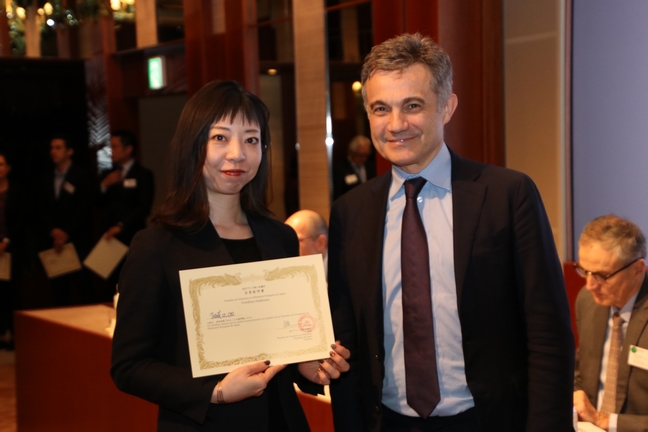 新会員への証明書授与式