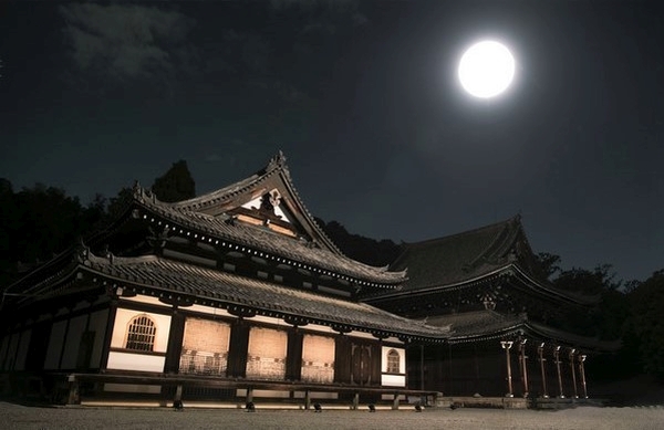 Airstar Japan met le temple Sennyū-ji en lumière