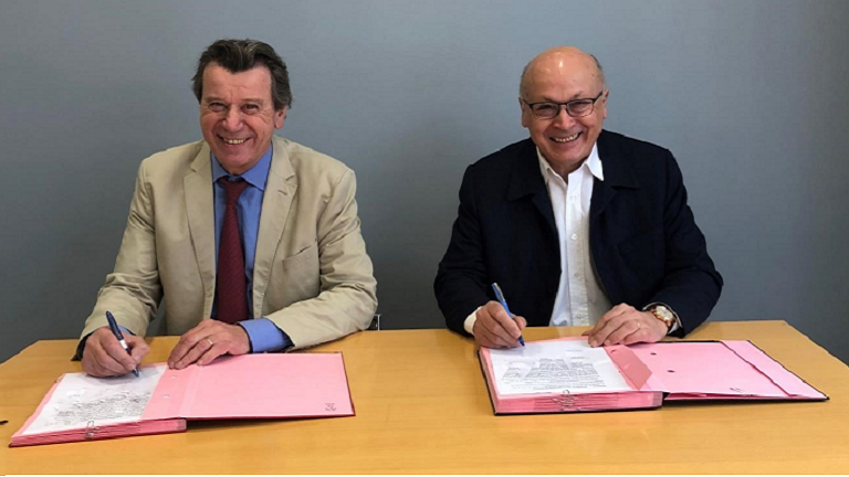 Renaud BENTEGEAT, Président de CCI France International et Alain BENTEJAC, Président des CCE signe la création de la structure juridique EFE International