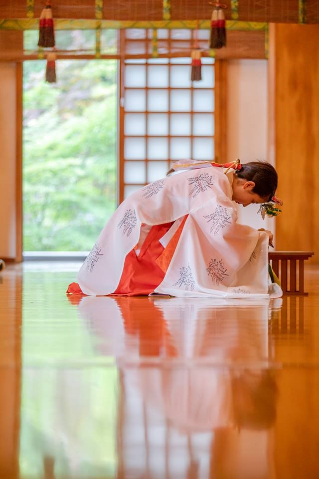 Une prêtresse fait une prière au sanctuaire Oyama