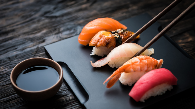 和食を満喫：寿司にぎり体験！