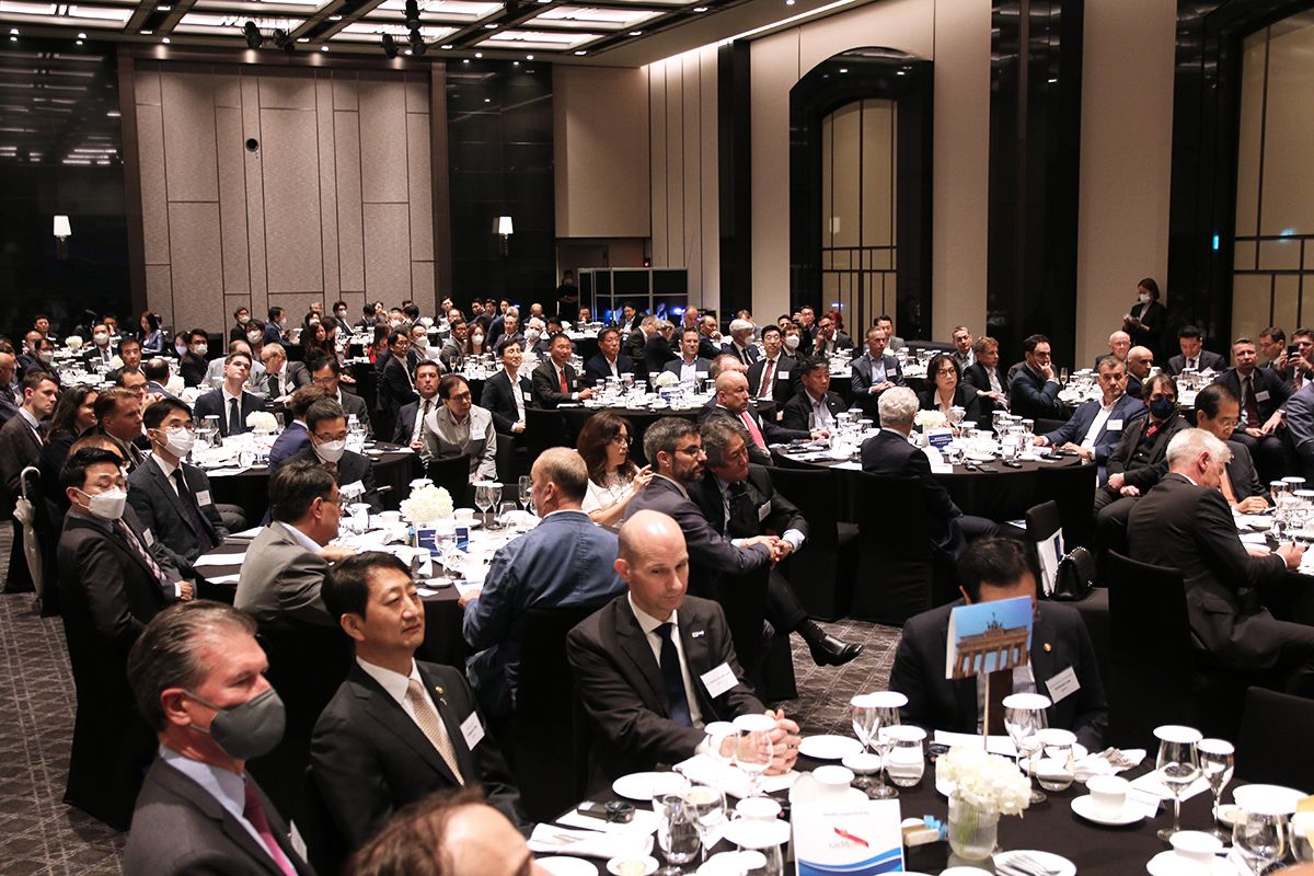 Prime Minister Han Duk-soo with The French-Korean Chamber of Commerce and Industry (FKCCI), and the Korean-German Chamber of Commerce and Industry (KGCCI)