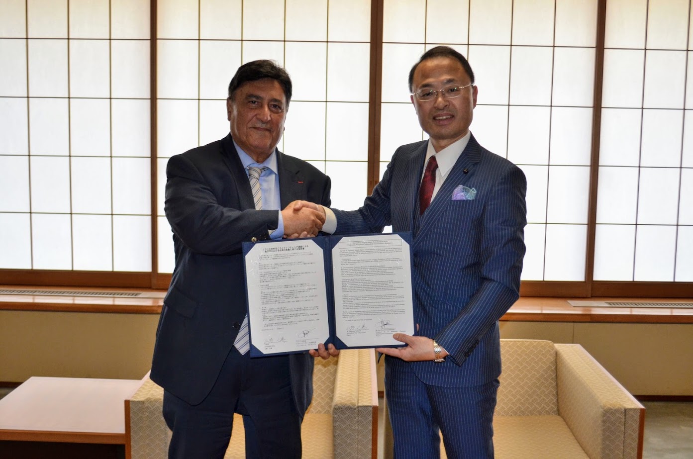 Jean-Paul Bulgaridhes, président de la FFHM, Yukiyoshi Yamano, Maire de Kanazawa