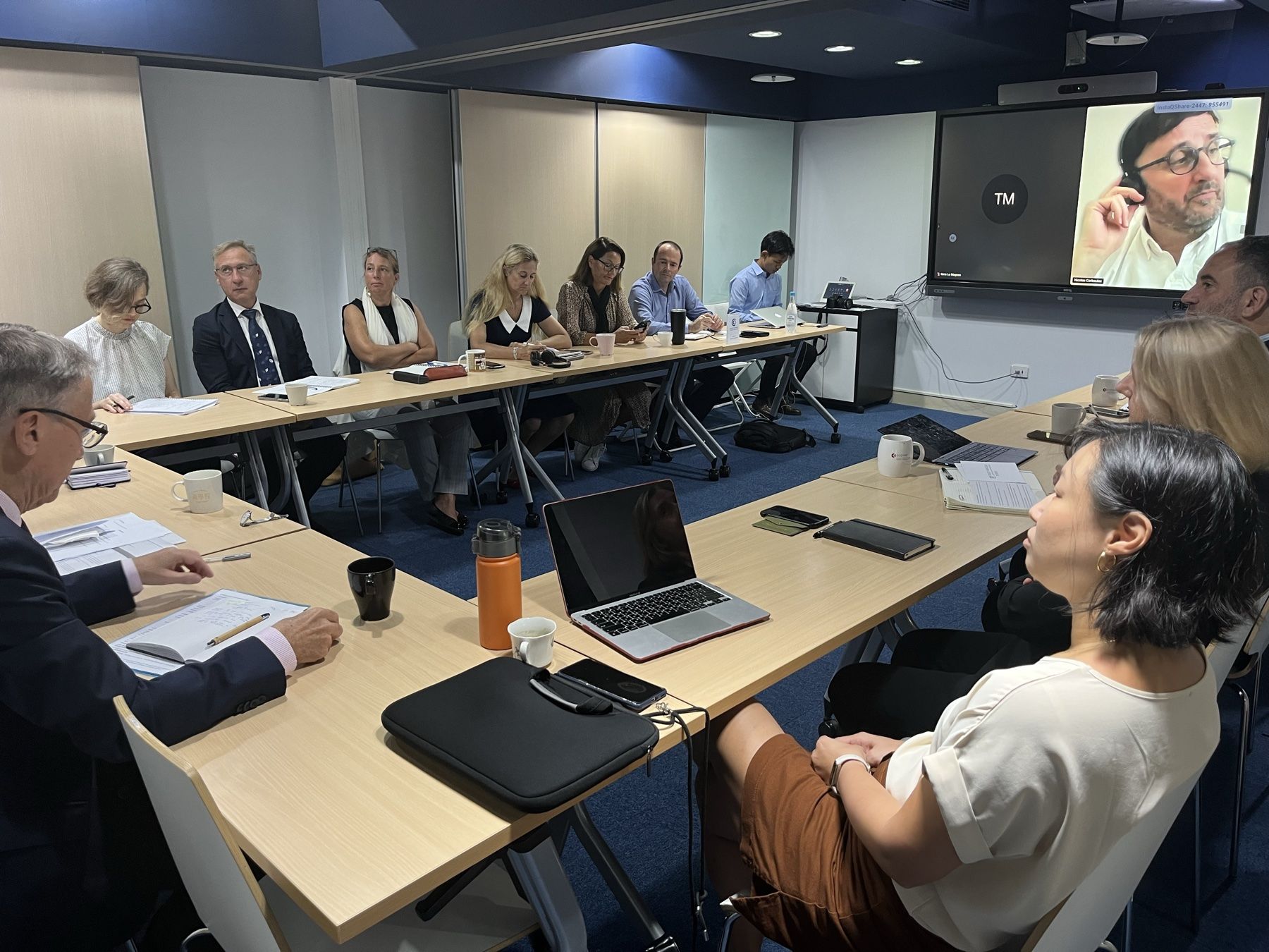 Hybrid business meeting in the 14th-floor meeting room